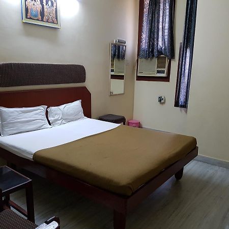 Hotel Sri Sai Residency à Tirupati Extérieur photo