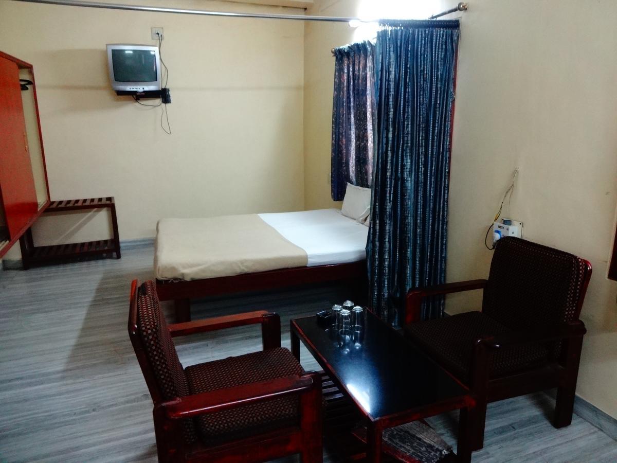 Hotel Sri Sai Residency à Tirupati Extérieur photo