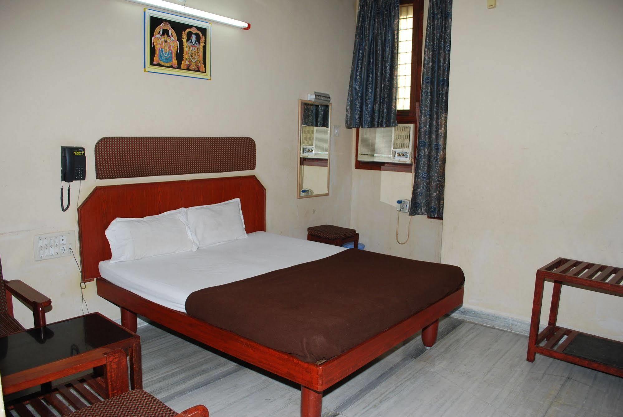 Hotel Sri Sai Residency à Tirupati Extérieur photo
