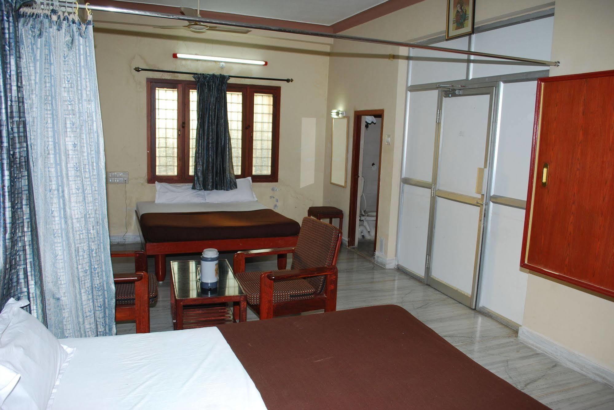 Hotel Sri Sai Residency à Tirupati Extérieur photo