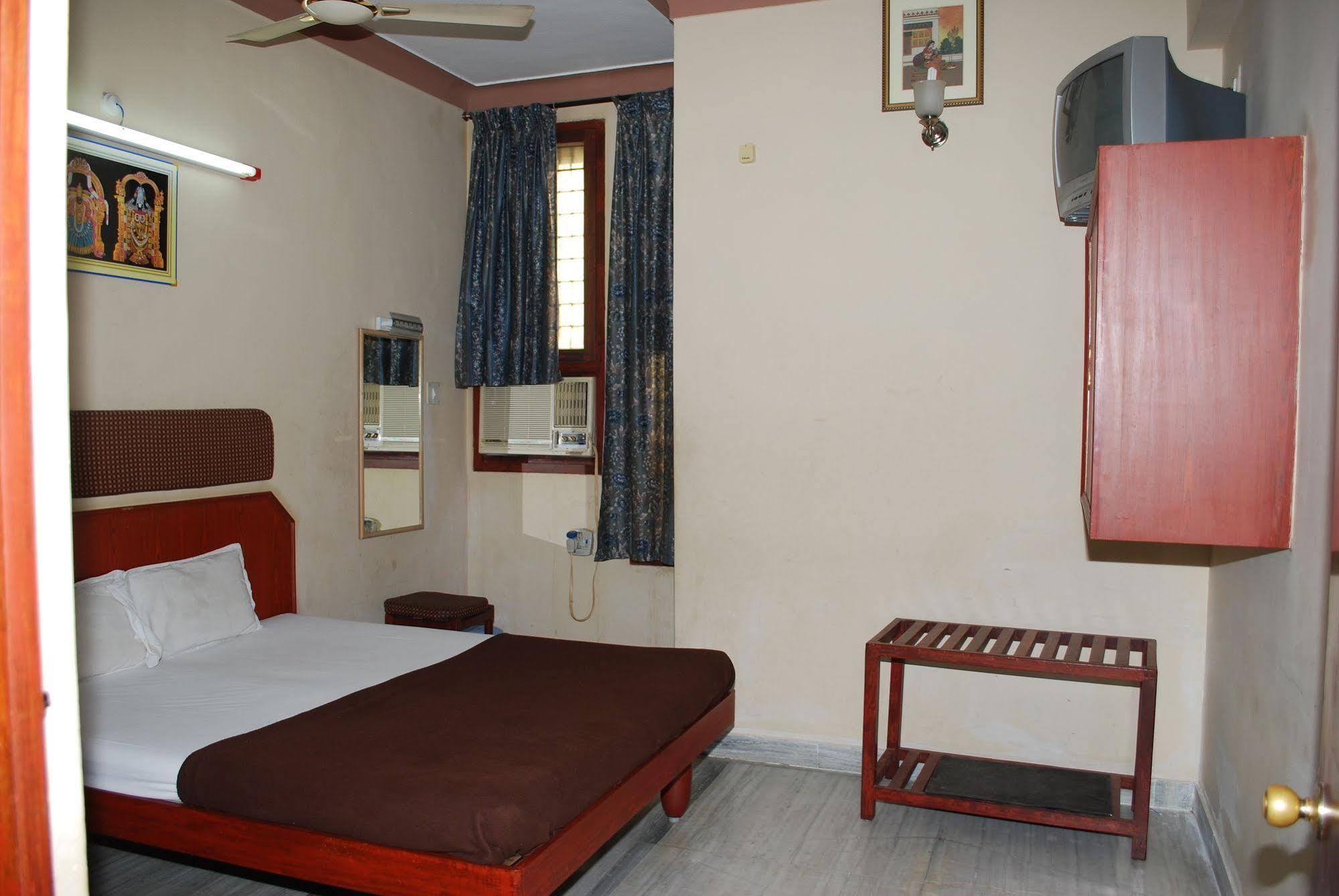 Hotel Sri Sai Residency à Tirupati Extérieur photo