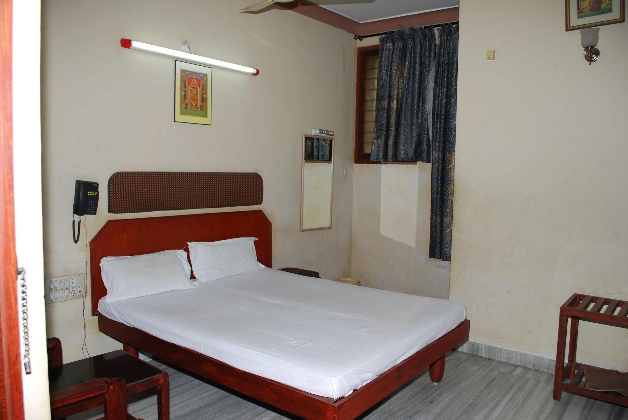 Hotel Sri Sai Residency à Tirupati Extérieur photo