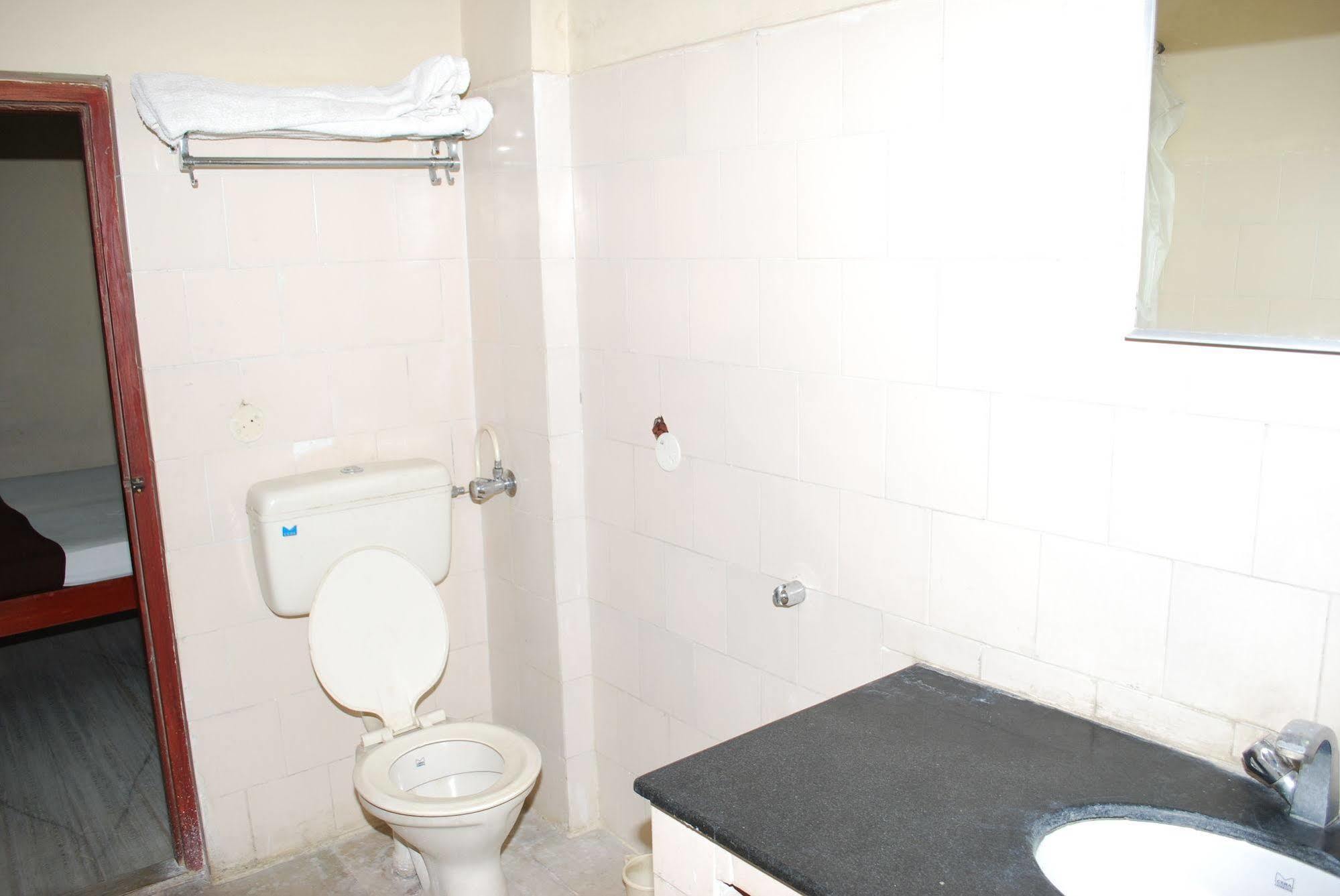 Hotel Sri Sai Residency à Tirupati Extérieur photo