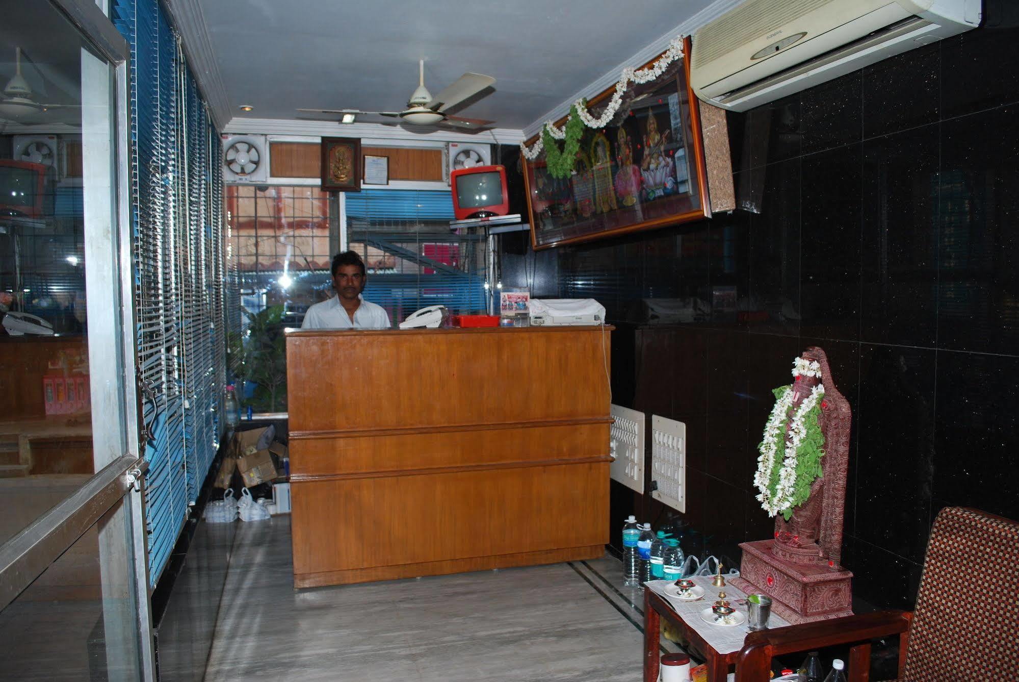 Hotel Sri Sai Residency à Tirupati Extérieur photo