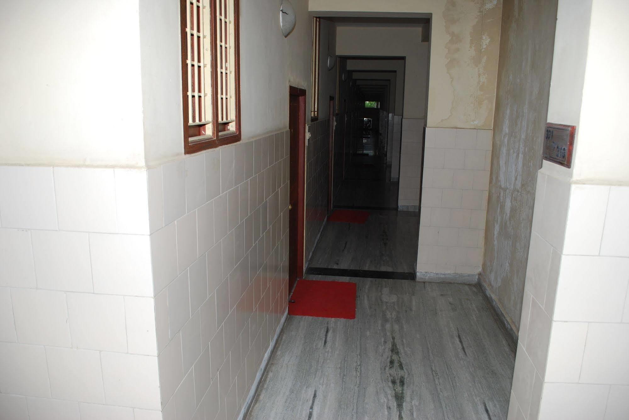 Hotel Sri Sai Residency à Tirupati Extérieur photo